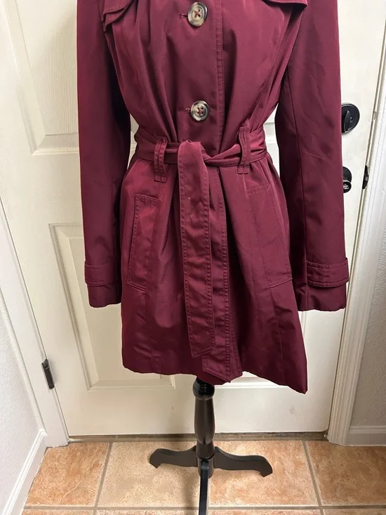 London fog medium maroon trench coat with button details with belt, Size Medium - Picture 3 of 10